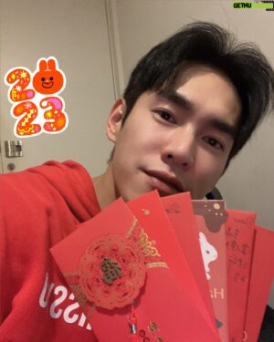 Bryan Shu-Hao Chang Instagram - 承載著過去的好與壞，記得的和遺忘的，每個人總是在這一天盼望著一切都會更好。
這一年發生了太多比自己更重要的事情，疫情，戰爭，詐騙，天災。想說說自己的新年新希望，又想到對很多人來說是奢望。
於是～如果可以，我想成為讓自己覺得驕傲的人，做個有肩膀的人，做個有愛心的人，做個能將心比心的人。至少讓身邊的人，覺得有我在，是溫暖安心的存在。
新年快樂！