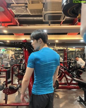 Bryan Shu-Hao Chang Instagram - 有練背才不會在被「靠背」的時候沒背可靠
同時還可以舒緩駝背的問題
其實最重要的原因只是想要擁有跟李小龍一樣的外闊翅膀～～我都說那是摩托車把手（想像一下，坐後面的手掐著前面人的背闊肌）😂