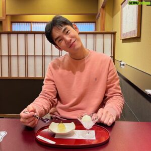 Bryan Shu-Hao Chang Instagram - 新的一年過了幾天，感謝生活一如既往的平實，做著自己喜歡的工作，過著有消遣有運動的日子，照顧著毛小孩，持續不受各種誘惑改變生活型態，覺得知足。
以前總覺得笑是因為有事情值得高興，慢慢的才體會到沒什麼不好的事情發生就很值得開心了！