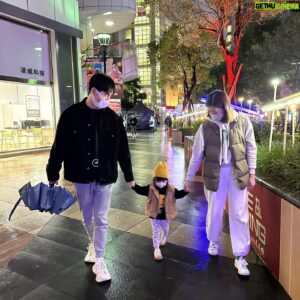 Bryan Shu-Hao Chang Instagram - @whatjayjay  @cherryhsia  第一張怎麼好意思😂
聽到芝麻喊「乾爹」都會有種從內心深處覺得好滿足的喜悅，覺得自己說話、做事有小孩會學，要做好榜樣的使命。
雖然乾爹很宅，不常一起出去玩，但等你之後上學，肯定會不時的去接你下課，尤其是上國中之後～😎