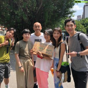 Bryan Shu-Hao Chang Instagram - 13年了，多幸運在我出道不久的時候，就遇到了妳。
「張書豪～～」那開朗又帶點搞笑的叫聲依然在耳邊迴盪。
每每認真導戲完，最後總是用可愛的笑容突然收尾。是！阿導，妳說什麼都好～我都接受。
這一次也是這麼突然，但這次真的不想說「好」。
有些人，只要共事過一次，就還會有下次。
有些人，只要內心待過，就不會只是路過。
你總是調侃我很會哭，但這一次我沒有。妳留在我生命裡的畫面，總是那樣陽光勇敢，我也要用同樣的狀態，祝福妳無憂無慮的在天堂，繼續拍著感人的劇，溫暖大家。
：「阿導～～～～～」
：「怎樣啦～～～～～」
：「天堂是不是很美～～～～～」
：「我比較美吧～～～～～」
：「當然，你永遠都最美！」