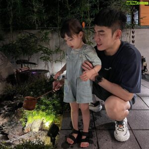 Bryan Shu-Hao Chang Instagram - 那天乾女兒看看旁邊的大樹，再看看旁邊的小樹叢，轉頭對我說要給它水水它就會長大喔！
澆完水後又說，等等他就會長高囉～

長大後偶爾來點這種單純的相信，多好！

密室大學逃脫學系的「保鑣」 @rudes1112 生日快樂！
#密室大學逃脫學系
