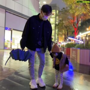 Bryan Shu-Hao Chang Instagram - @whatjayjay  @cherryhsia  第一張怎麼好意思😂
聽到芝麻喊「乾爹」都會有種從內心深處覺得好滿足的喜悅，覺得自己說話、做事有小孩會學，要做好榜樣的使命。
雖然乾爹很宅，不常一起出去玩，但等你之後上學，肯定會不時的去接你下課，尤其是上國中之後～😎