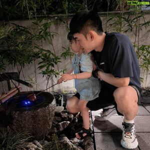 Bryan Shu-Hao Chang Instagram - 那天乾女兒看看旁邊的大樹，再看看旁邊的小樹叢，轉頭對我說要給它水水它就會長大喔！
澆完水後又說，等等他就會長高囉～

長大後偶爾來點這種單純的相信，多好！

密室大學逃脫學系的「保鑣」 @rudes1112 生日快樂！
#密室大學逃脫學系
