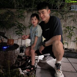 Bryan Shu-Hao Chang Instagram - 那天乾女兒看看旁邊的大樹，再看看旁邊的小樹叢，轉頭對我說要給它水水它就會長大喔！
澆完水後又說，等等他就會長高囉～

長大後偶爾來點這種單純的相信，多好！

密室大學逃脫學系的「保鑣」 @rudes1112 生日快樂！
#密室大學逃脫學系