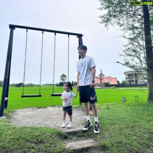 Bryan Shu-Hao Chang Instagram - 會最愛父母的原因，是從小被拉拔長大的各種回憶，有了回憶就有了牽絆，所以愛。
人和人之間的感情都是如此，不是生下來就愛的。
直到芝麻大到可以一起出遊，我更確定，付出時間與真心，這些回憶的當下就讓我無比幸福。
希望等乾女兒再長大些，也會記得跟乾爹曾經的點點滴滴，當一個值得被愛，也懂愛人的女孩。
早就明白人臨死前，那些物質在牽絆面前，根本不值一提，你不會因為擁有多少而笑著離開，卻會因為被記著放在心裡，沒有遺憾。