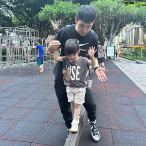 Bryan Shu-Hao Chang Instagram - 小時候因為父母的忙碌，比較多的印象是哥哥牽著我過一個個馬路上下學，那些片段一直深藏我心。
或許這只是一件很小的事情，但不知道為什麼長大之後，每每跟哥哥過馬路，我都會想到那些畫面，然後看看他，看著看著就笑了～

答應過芝麻會接她下課，是因為我知道這是很有影響力的事情，讓自己知道，你永遠不會是一個人。錢可以做到太多事情，但做不到植入回憶。能在茫茫人海中相遇，我想要成為你心中能依靠的大樹。乾爹什麼都不缺，只缺這段感情的完整！
在不久的將來，他肯定會記得我接她下課，抱著她去公園玩。等我老了，換她陪我去公園散步，走著走著～看著看著，然後我們都笑了～

被她偷親又剛好被 @whatjayjay 拍到，今年的生日禮物也太早送了吧！