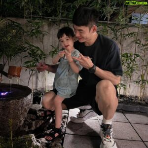 Bryan Shu-Hao Chang Instagram - 那天乾女兒看看旁邊的大樹，再看看旁邊的小樹叢，轉頭對我說要給它水水它就會長大喔！
澆完水後又說，等等他就會長高囉～

長大後偶爾來點這種單純的相信，多好！

密室大學逃脫學系的「保鑣」 @rudes1112 生日快樂！
#密室大學逃脫學系