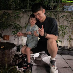 Bryan Shu-Hao Chang Instagram - 那天乾女兒看看旁邊的大樹，再看看旁邊的小樹叢，轉頭對我說要給它水水它就會長大喔！
澆完水後又說，等等他就會長高囉～

長大後偶爾來點這種單純的相信，多好！

密室大學逃脫學系的「保鑣」 @rudes1112 生日快樂！
#密室大學逃脫學系