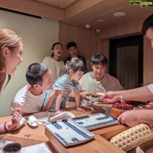Bryan Shu-Hao Chang Instagram - 那天乾女兒看看旁邊的大樹，再看看旁邊的小樹叢，轉頭對我說要給它水水它就會長大喔！
澆完水後又說，等等他就會長高囉～

長大後偶爾來點這種單純的相信，多好！

密室大學逃脫學系的「保鑣」 @rudes1112 生日快樂！
#密室大學逃脫學系