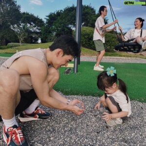Bryan Shu-Hao Chang Instagram - 每次約帶乾女兒出去玩，最後都變成兩個老爸顧三個女兒，真的都還是孩子👧
@whatjayjay @cherryhsia @niniouyang 
請支持多元成家囉
祝福大家中秋團圓快樂～～
#中秋快樂