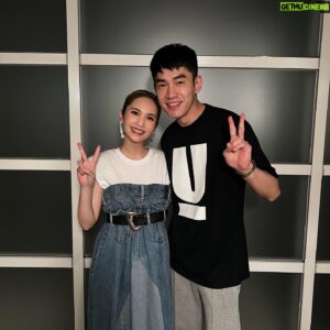 Bryan Shu-Hao Chang Instagram - 記得當時是植劇場第一季八部戲聯合記者會，姐參與「荼蘼」我出演「天黑請閉眼」，聊到曾拍過他MV（少年維特的煩惱），不知道什麼時候會合作戲劇？！期待此次彼此的演出。
直到荼蘼播出看完之後，發文@姐說很喜歡她的詮釋，感覺很不一樣。姐回我說等你的開拍我去探班～當下覺得即便是說說也很開心。

荼蘼是系列第二部，天黑請閉眼是第四部，我開拍之後的某天，她主動傳訊息問我，說說好要來探班！！！一個活在我青春的偶像，在長大之後的某天能相遇，能一起拍mv，還真的要特地來探班？！

那陣子是姐的唱片戲劇宣傳期，大晚上的下著大雨跑完一天的宣傳，保母車帶著她獨自一人來到片場梳化點，而梳化點到現場只能騎「機車」進去，她也不嫌狼狽的在雨中讓我騎著機車載著到現場。

那是一個郊區的山裡，一個風雨交加的夜晚，一個疲憊的狀態， 一個沒有助理跟著的行程，一個對她來說根本不需要做的事情。

在風風雨雨的那天收到他滿滿的心意。此時此刻，將她的好，分享給大家！
這些年裡，她一直都是這樣溫暖！like a star~in my heart ! @rainie77 
#likeastar世界巡迴演唱會