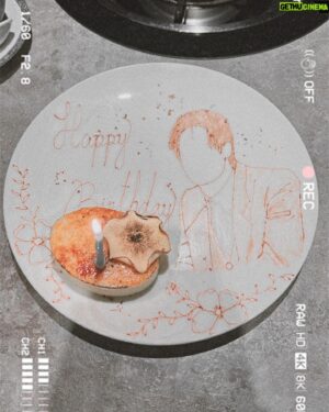 Bryan Shu-Hao Chang Instagram - 五天前打電話問媽媽母難日想吃什麼，家裡附近的小火鍋還是橘色？因為他們吃素我健身吃雞魚，我們聚餐的好地方。
她說跟爸爸討論一下，最後決定橘色，她說爸爸想吃，我當下就納悶了，最質樸最簡單的爸爸竟然選橘色？
當天吃完上飯後甜點，突然來了一個小蛋糕，我才想到今年爸爸生日的時候，就是帶他來吃橘色，當時也有一個小蛋糕，原來他說想吃是這回事，他都記著。
最後上個廁所偷買單的環節也被我抓到，長這麼大了被爸爸搶單真的覺得好可愛。
從小到大沒有禮物，被教導想要什麼靠自己的雙手，有什麼本事過什麼生活。這頓大餐，爸爸的心意，對我來說真的真的好珍貴。
在我父母身上，任何慾望的東西怎麼要怎麼求怎麼拜託都不會有結果。但任何只要是他們覺得是他們責任的事情，不管再忙再累再難，他們都二話不說。小到車子送保養廠留車保養，爸爸會說他開去那邊等我再送我回家他再去忙。小到想做身體檢查請他們介紹認識的，之後打來說都約好了要陪我接送我來回。
每一年的生日，都是在提醒著我我有多愛他們，我有多幸福！
記得霸氣的媽媽說過，喜歡演戲就開心的演，哪天累了、少了、不開心了不要擔心，對他們來說你只是個演員。但對我，你是我兒子。我在，你什麼都有！

這張照片的當下，想到我們活到這個年紀，跟情侶跟朋友各種安排出去玩，為什麼甚少找父母？他們給了我們最好的，我們給他們剩下的…我決心趁他們還能飛遠程，還能玩的時候，給他們不只是順便的。

謝謝還記得五天前是我生日的你們，老了真的都沒想過了，謝謝還是有兩群傻瓜硬要陪伴❤️。這個世界很大，我們太容易想要的很多，珍惜的太少。該努力的時候奮力往前跑，一路上會有很多愛著你的人、毛孩子陪著你，但其中有些會慢慢的跟不上了。當該陪伴的時候，千萬不要只是回個頭，總以為等跑到終點再跑回來找他們就好，到頭來卻發現根本沒有所謂的終點，想擁抱的只剩懊悔。