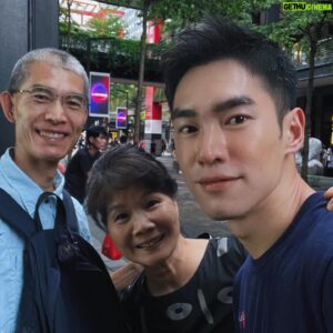 Bryan Shu-Hao Chang Instagram - 一小陣子一度的家庭日，本來只是想看個電影，媽媽說那去信義看，順便先逛街，阿一逛就是四小時。

沒什麼好拍的徒步街就硬要自拍，說不好看很沒意義也逃不掉，搞得像觀光客似的。

後來想想，對父母來說跟孩子合照的意義，可能才是拍照的真諦，不是為了多少讚數，而是以後可以回味的回憶。

才驚覺當下的尷尬，也好受過萬一哪天想拍卻沒機會拍了的難受！

尷不尷尬～～