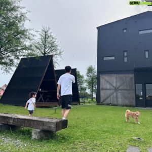 Bryan Shu-Hao Chang Instagram - 會最愛父母的原因，是從小被拉拔長大的各種回憶，有了回憶就有了牽絆，所以愛。
人和人之間的感情都是如此，不是生下來就愛的。
直到芝麻大到可以一起出遊，我更確定，付出時間與真心，這些回憶的當下就讓我無比幸福。
希望等乾女兒再長大些，也會記得跟乾爹曾經的點點滴滴，當一個值得被愛，也懂愛人的女孩。
早就明白人臨死前，那些物質在牽絆面前，根本不值一提，你不會因為擁有多少而笑著離開，卻會因為被記著放在心裡，沒有遺憾。