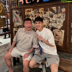 Bryan Shu-Hao Chang Instagram - 十年前合作電影的緣份，認識了劭文，十年後轉換跑道，他還是一樣，雖然體態可能需要健康一點，但價值觀跟性格保持不變，真的很可貴。

久違的相約，在訊息裡打著字，彼此都好奇對方是否不一樣了，變得不是當年認識的那個人了～

第一次聚餐，郝太太說，劭文為了跟你吃飯，難得的穿了鞋子不是拖鞋，也換上了不露腿的長褲，稍微打扮了自己，看得出來他很重視你喔！因為他平常不是這樣。圖片是第二次見面，果然，拖鞋短褲，一如十年前的他，簡單，樸實，溫暖。

其實我很震驚，畢竟長這麼大也看了不少，能擁有很多，卻依然過的簡簡單單，沒有名車名錶，沒有奢侈品，連太太都是，真的沒遇過一對。曾經的好朋友事業成功，卻還是那麼的熟悉，那麼的單純，好佩服也好為他開心。

大眾總把幸福解讀為「有」，更正確來說，是「很有」
很有錢、很有權，然後要很多車，很多房，很多奢侈品，很多奢華的生活，而且一定要展現給大家看。
但幸福其實是「無」
無憂、無慮、無病、無災
有了基本的，「無」才是真正的幸福
有，是給別人看的
無，才是給自己的

這樣的理念絕對不是空談，因為他正實踐著～而多年後的未來，我相信他只會過的更幸福。

女兒的事情，一起為他們祝福🙏
@sof0915