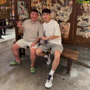 Bryan Shu-Hao Chang Instagram - 十年前合作電影的緣份，認識了劭文，十年後轉換跑道，他還是一樣，雖然體態可能需要健康一點，但價值觀跟性格保持不變，真的很可貴。

久違的相約，在訊息裡打著字，彼此都好奇對方是否不一樣了，變得不是當年認識的那個人了～

第一次聚餐，郝太太說，劭文為了跟你吃飯，難得的穿了鞋子不是拖鞋，也換上了不露腿的長褲，稍微打扮了自己，看得出來他很重視你喔！因為他平常不是這樣。圖片是第二次見面，果然，拖鞋短褲，一如十年前的他，簡單，樸實，溫暖。

其實我很震驚，畢竟長這麼大也看了不少，能擁有很多，卻依然過的簡簡單單，沒有名車名錶，沒有奢侈品，連太太都是，真的沒遇過一對。曾經的好朋友事業成功，卻還是那麼的熟悉，那麼的單純，好佩服也好為他開心。

大眾總把幸福解讀為「有」，更正確來說，是「很有」
很有錢、很有權，然後要很多車，很多房，很多奢侈品，很多奢華的生活，而且一定要展現給大家看。
但幸福其實是「無」
無憂、無慮、無病、無災
有了基本的，「無」才是真正的幸福
有，是給別人看的
無，才是給自己的

這樣的理念絕對不是空談，因為他正實踐著～而多年後的未來，我相信他只會過的更幸福。

女兒的事情，一起為他們祝福🙏
@sof0915