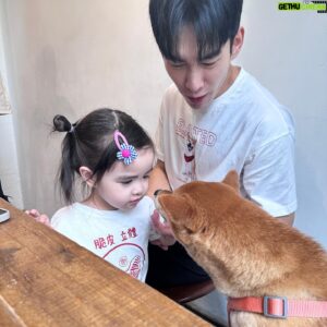 Bryan Shu-Hao Chang Instagram - 會最愛父母的原因，是從小被拉拔長大的各種回憶，有了回憶就有了牽絆，所以愛。
人和人之間的感情都是如此，不是生下來就愛的。
直到芝麻大到可以一起出遊，我更確定，付出時間與真心，這些回憶的當下就讓我無比幸福。
希望等乾女兒再長大些，也會記得跟乾爹曾經的點點滴滴，當一個值得被愛，也懂愛人的女孩。
早就明白人臨死前，那些物質在牽絆面前，根本不值一提，你不會因為擁有多少而笑著離開，卻會因為被記著放在心裡，沒有遺憾。
