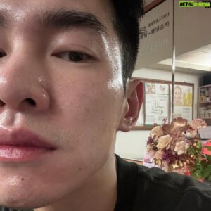 Bryan Shu-Hao Chang Instagram - 剛做完臉，分享一點顧臉心得給希望擁有好皮膚的朋友

對炸物甜食辛辣要有意識的控制少吃
流完汗後盡快用清水沖洗
手很髒不亂摸臉
保濕比起控油更為重要
洗臉用涼水，洗頭的熱水也盡量不要沖到臉
如果擦身體的毛巾很久才換一次，建議不要擦臉
少熬夜（雖然我也沒怎麼做到🤣）
健康飲食包括多喝水
每隔一陣子乖乖去做臉（黑頭粉刺跟痘痘不要自己亂擠）
內分泌失調或嚴重青春期的要諮詢專業醫師喔

排除天生就麗質的例外，想要有好的成果就必須堅持一些什麼，跟身材一樣，以前皮膚也不怎麼好的我都可以有今天，你們一定也可以的！💪