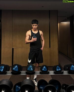 Bryan Shu-Hao Chang Instagram - 對於自己的體態與健康，我們願意付出多少？
之前在300壯士看到一段話：
一週健身4次一次1小時，一個月16小時，一整年192小時，等於才8天。
一整年365天你只花了8天運動，還覺得太多太辛苦嗎？
假使加上交通每次要多花半小時，那總共也就是1年花費12天的時間在運動上。

沒有開始就沒有機會，沒有堅持就不會改變！
一件事堅持久了，你也能成為專家！