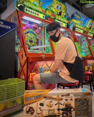Bryan Shu-Hao Chang Instagram - 恩啊～情人節就喜歡做些特別不一樣的事情，終於有時間看雷神，吃個美食街，玩個奇樂多推錢錢集點數，一不小心玩上癮換這麼大的玩具，看來過錯節日了，過到兒童節了～～
#七夕快樂