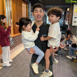 Bryan Shu-Hao Chang Instagram - 要有哪些條件才能當孩子王？！
當他們的遊樂場～
同時上健身房～
再來個表演課～