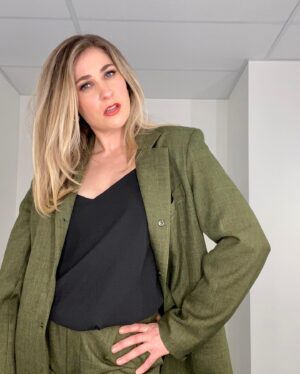 Brynley Stent Instagram - I died when @zambesisince79 offered to dress me in this sick as green suit for my first ever @nzcomedyfestival Gala. 🐍🐸🌲🐢🦖🌳🥦🥒🥬 Hair and makeup by the ever talented @sharihairmakeup.
