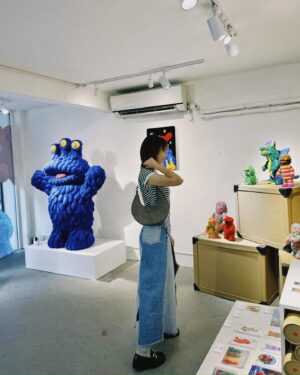 Buber Mak Instagram - 《天賦》

有日，咁啱睇到老高嗰集《找到你的人生之路》，
該集談及天賦、夢想、偽夢想之類。

然後我就問身邊嗰個，問佢覺得我嘅天賦係乜？
當我滿懷期待想聽到讚美嘅時候，
然後佢答我：「你冇天賦，你而家有嘅嘢都只係累積。」

當刻我哭笑不得（哭係佔90%），
不過經過差不多幾星期嘅反思（記仇佔90%），
然後覺得⋯⋯又好似係。

呢幾日，幫爸爸開咗個講風水命理嘅Facebook page同IG，
其實知道冇乜人睇的，
只係如果人生所有嘢都係為咗「做嚟俾人睇」嘅話，
呢件事實在太扭曲。
其實好多嘢嘅意義不在於「有冇人睇」，
而係做呢件事嘅「初衷」。

Ps. 而我都好有興趣知道爸爸嘅人生到底經歷咗啲乜

每一日我都叫爸爸寫字交俾我，
然後我就好似中文老師咁樣叫佢改，
而我自己寫嘢叻唔叻？唔叻的ʕ •ᴥ•ʔ
我都經常要執筆修改自己啲文，我都是一粒小型垃圾～
但改下文、畫吓圖，又好似學多咗少少嘢。

所以！！

天賦就未必有，但肯學肯做就都算係嘅～
每日都喺教與被教之間，
好好生活，好好累積。

📍麥師傅風水命理研究所： @maks_feng_shui 
📸 @eddielo