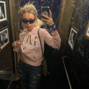 Buck Betty Instagram - Pls send hugs