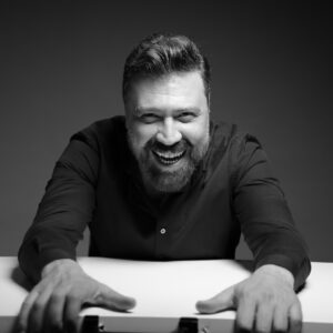 Bülent Emrah Parlak Instagram - Yaş 45 yolun yarısı. Çok sevdim hayatı; güneşi, denizi, gökyüzünü çok sevdim, kızım da çok sever. .Çok sevdim annemi, babamı, kardeşimi. Arkadaşlarımı çok sevdim, gözümden düşenler de oldu ama hiç sövmedim üzüldüm sadece . Çok sevdim kedileri, köpekleri Lisa’m da bayılır, kafalarını severiz beraber. Çiçekleri çok sevdim, kızımla öperiz onları. Vallahi Bal Porsuğu’nu çok sevdim. Mesleğimi çok sevdim ama çok bak çok sevdim. Aşkı çok sevdim, kızım da çok seviyor bazı bazı  anlatıyor. BEŞİKTAŞ’ı çok sevdim Lisa da çok seviyor tribünde omuzumdan inmiyor. 45 yaşımı da sevdim, kızım da seviyor, benden sadece biraz küçük olduğunu sanıyor. Sosyalizmi çok sevdim dünyanın cennet olabilme hayalini kurdurdu her zaman, kızım da seviyor,  cenneti soruyor. Yaşamayı çok ama çok sevdim hele kızımla…. Nasıl anlatsam bilemedim, ölümü hiç sevmedim hele korkusundan nefret ettim ama iftiranın ölümden daha korkunç bir şey olduğunu öğrendiğim gün kendisini s*ktir ettim. Bilen bilir hep keyfim yerindedir. Mutluyum ben, hayat cömert davrandı bana davranıyor da hala. Ben de bana sunduğu her güne başlarken mesela yüzümü yıkarken “bugün benim son günüm o yüzden en iyi şekilde yaşamalıyım” diye başlıyorum. Hepinize de bunu tavsiye ediyorum. Ben de bunu Venezuelalı abimiz Carlos’tan öğrendim. Biraz büyüsün kızıma da öğreteceğim. Yaş 45 yolun yarısı. Sevmeyi bildik bu yarıda 2. Yarıda daha da seveceğim. 2. 45’te… Yada 35…. Ya da 15…. Ya da 5…. Ne güzel bilememek. Bugün 8 Mayıs 2024…. Bugün benim son günüm en iyi şekilde yaşamalıyım. ❤️