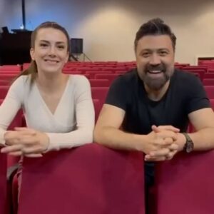 Bülent Emrah Parlak Instagram - Bülent Emrah Parlak’ın yazdığı başrolünü Elit Andaç Çam ile paylaştığı, Murat Eken’in yönettiği “ LEYLA İLE MECNUN DEĞİL “ 

⏰ 07 Haziran Mannheim
⏰ 08 Haziran Nürnberg
⏰ 09 Haziran Stuttgart

Avrupa Turnesiyle sizlerle olacak. 

🎫 Biletler ay-event.de ve pickaseat.com ‘da ve Salon gişelerinde…
☎️ Bilgi ve Rez: 0176 207 688 83

**Oyun sırasında tanıtım ve pazarlama faaliyetlerinde kullanılmak üzere fotoğraf ve video çekimleri yapılmaktadır. **

#Tiyatro #AyEvents #LeylaİleMecnunDeğil #Mannheim #Nürnberg #Stuttgart @tiyatrobalporsugu @bulentparlak @elitandaccam @fatihaydinentertainment @pickaseatcom @objektifsahneofficial @kulturzentrumdieselstrasse