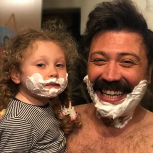 Bülent Emrah Parlak Instagram - Bugün dünya kız çocukları günü. Bugün benim günüm beee. Günüm kutlu olsun… Oh beeee. Lisa’mmm babasının canı. Seni çok seviyorum canımmm…Çok özledim dostum❤️ #dünyakızçocuklarıgünü #lisaparlak
