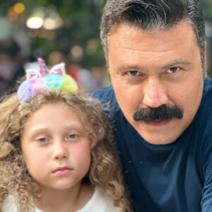 Bülent Emrah Parlak Instagram - Bugün dünya kız çocukları günü. Bugün benim günüm beee. Günüm kutlu olsun… Oh beeee. Lisa’mmm babasının canı. Seni çok seviyorum canımmm…Çok özledim dostum❤️ #dünyakızçocuklarıgünü #lisaparlak