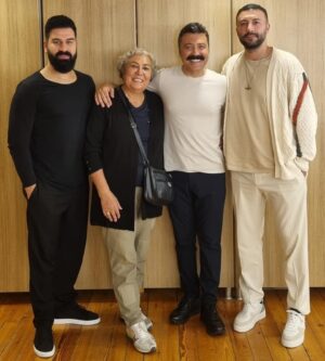 Bülent Emrah Parlak Instagram - Koçlarım gelmiş. Benim canımın içidir onlar. Çok ama çok severim ❤️@bagerparlak @burakparlak__