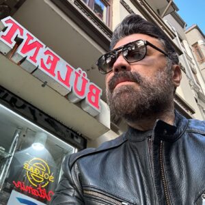Bülent Emrah Parlak Instagram - Efendim canım😏🌻🦡