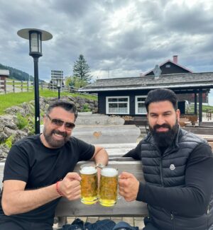 Bülent Emrah Parlak Instagram - Bir amcaoğlu nasıl sevilirse onun milyon katı seviyorum seni.  König 👑 @bagerparlak @parlakbager