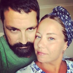 Bülent İnal Instagram - Saçları saman sarısı kirpikleri mavi, karım benim...... @melissinal