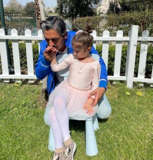 Bülent Polat Instagram - Çocuklar inanın, inanın çocuklar
Güzel günler göreceğiz, güneşli günler
Motorları maviliklere süreceğiz

Nazım Hikmet Ran