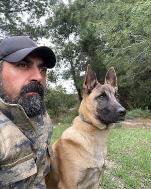 Bülent Polat Instagram - Kırsalda oğlum Maximus’la her geçen gün birbirimize benzemeye başladık. 🐕❤️