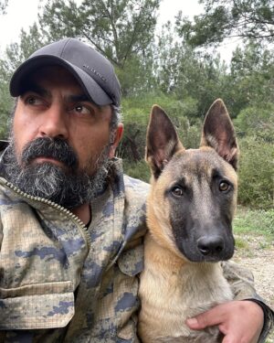 Bülent Polat Instagram - Kırsalda oğlum Maximus’la her geçen gün birbirimize benzemeye başladık. 🐕❤️