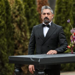 Bülent Polat Instagram - “Bir erkeği hiçbir şey smokin giymekten daha zarif ve kibar hissettiremez.”