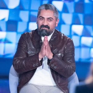 Bülent Polat Instagram - Lui è Gaffur, uno dei protagonisti più amati di #TerraAmara: ora a #Verissimo… Bulent Polat 🤩💥