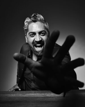 Bülent Polat Instagram - “Senin gülen yüzüne kurban bu serseri kalbim
Ama karar ver tutamıyorum zamanı” 📸: @muratsanliphotographer