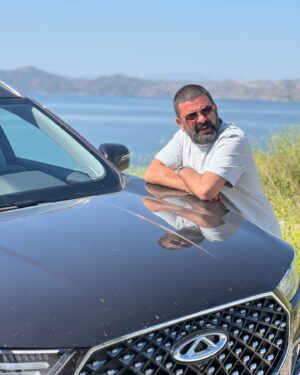 Bülent Şakrak Instagram - Yollara çıktık yine seninle,saatlerce durmadık ve sen her zamanki gibi gıkını çıkarmadın,zerre üzmedin.Biz seninle dağları deleriz @chery_turkiye 👍Önümüz yaz,gör bak daha neler yapıcaz.😎 #yolakiminleçıktığınönemli  #tiggo8pro @chery_turkiye #işbirliği