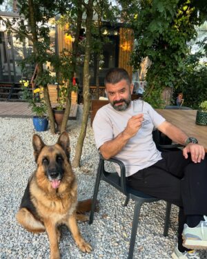 Bülent Şakrak Instagram - Kulakları rakı kadehi Hera..Ben eşlikçiyim..😎
#kızımhera