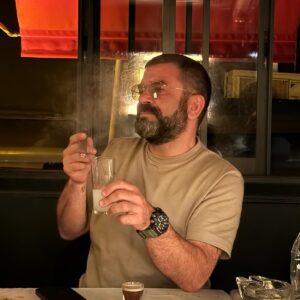 Bülent Şakrak Instagram - Ekmek,şarap,sen ve ben.Birde sabahın rengi.😎