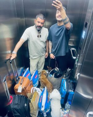 Bülent Şakrak Instagram - @missafir ile yolculuğum Antalya ve Sapancadan sonra Bodrum’la devam etti.Güldük, dinlendik ,yedik ,içtik eğlendik.😎 Bizim ki gibi kısa tatiller için uygun olmanın dışında,yıllık kiralamalar da mevcut, bu da dişlerimi ayrıca kamaştırıyo,Arz ederim..😂✌️Temizlikten,karşılamaya kadar her detay şahane..Sizi seviyorum @missafir  Çok teşekkür ederim.🥂 #işbirliği