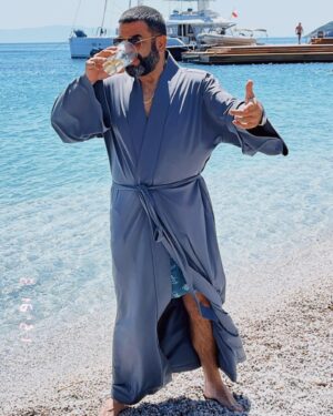 Bülent Şakrak Instagram - Kimono’nun markasını çok soran olmuş……. 😂
@tanuofficial.co e #reklam dicez artık..😂😂