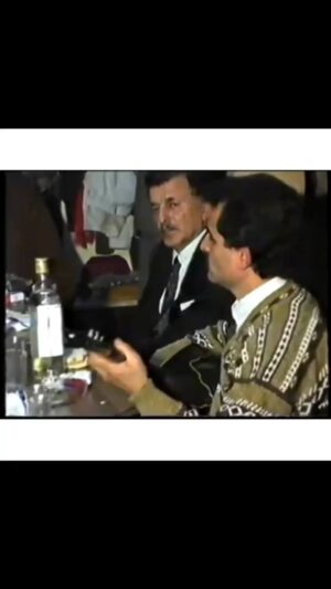Bülent Şakrak Instagram - Kimler var bu videoda ?

Sefil Şakrak’da yansın.🕯️🌹🕯️
@caglar_corumlu