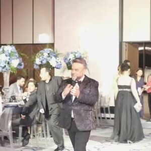 Bülent Serttaş Instagram - Sevgili dostum @ahmetgunestekin’nin biricik kızı @ezgigunestekin @demrozan 8 Mayıs 2022 muhteşem düğünün kısacık özeti. Ömür boyu mutluluklar diliyorum her iki aileye de hayırlı uğurlu olsun kardelengunestekin #tbt❤️ @bybilos @nuringo